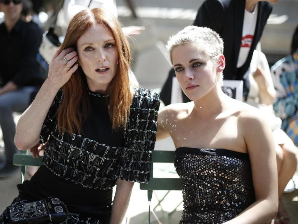 Die US-amerikanischen Schauspielerinnen Julianne Moore (l) und Kristen Stewart bei Chanel. Foto: Thibault Camus