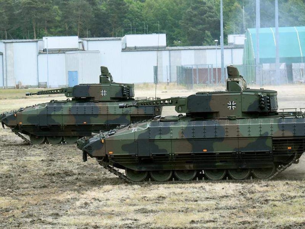 Zwei Schützenpanzer Puma auf dem Erprobungsgelände des Unternehmens Rheinmetall in der Lüneburger Heide. Foto: Holger Hollemann