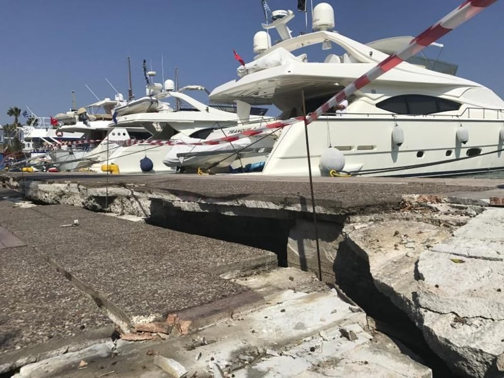 Der Yachthafen der Inselhauptstadt Kos wurde von einer kleinen Tsunami-Welle getroffen, Gebäudemauern zeigen Risse oder stürzten ein. Foto: Michael Probst