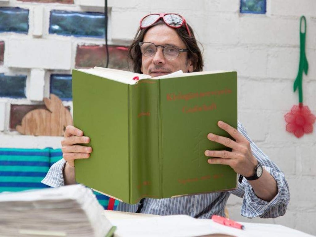 Jeremy Deller in einem Kleingarten in Münster vor seiner kulturanthropologischen Arbeit «Speak to the Earth and it will tell you (2007-2017)». Foto: Friso Gentsch