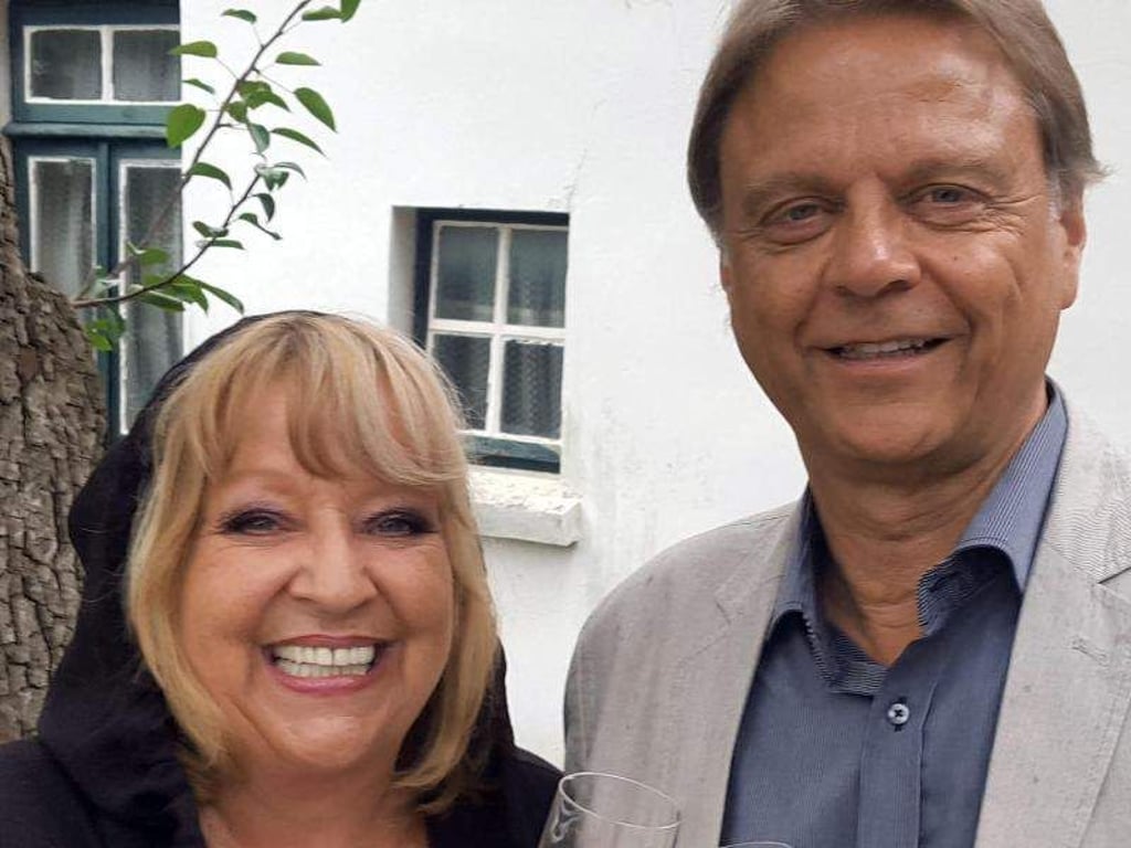 Angelika Mann und ihr Ehemann Ralf Rasch stoßen nach der Hochzeit an. Foto: Privat