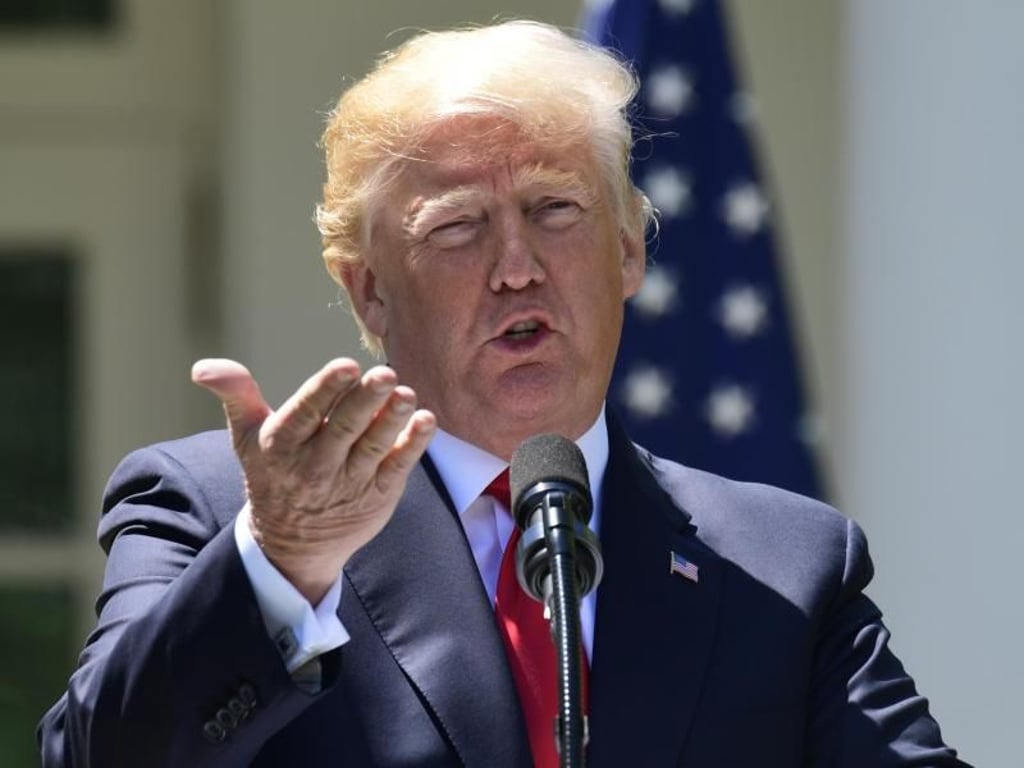 US-Präsident Donald Trump spricht vor dem Weißen Haus in Washington zu Medienvertretern. Foto: Susan Walsh/AP
