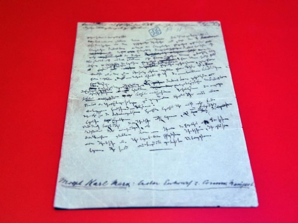 Eine originale, handschriftliche Seite aus dem «Kommunistischen Manifest» von Karl Marx im Rheinischen Landesmuseum Trier. Foto: Harald Tittel