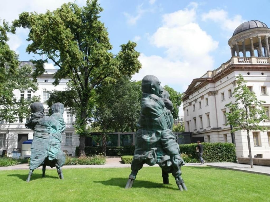 Die Skulpturen "United Enemies" des Künstlers Thomas Schütte im Garten des Museum Berggruen. Foto: Jörg Carstensen