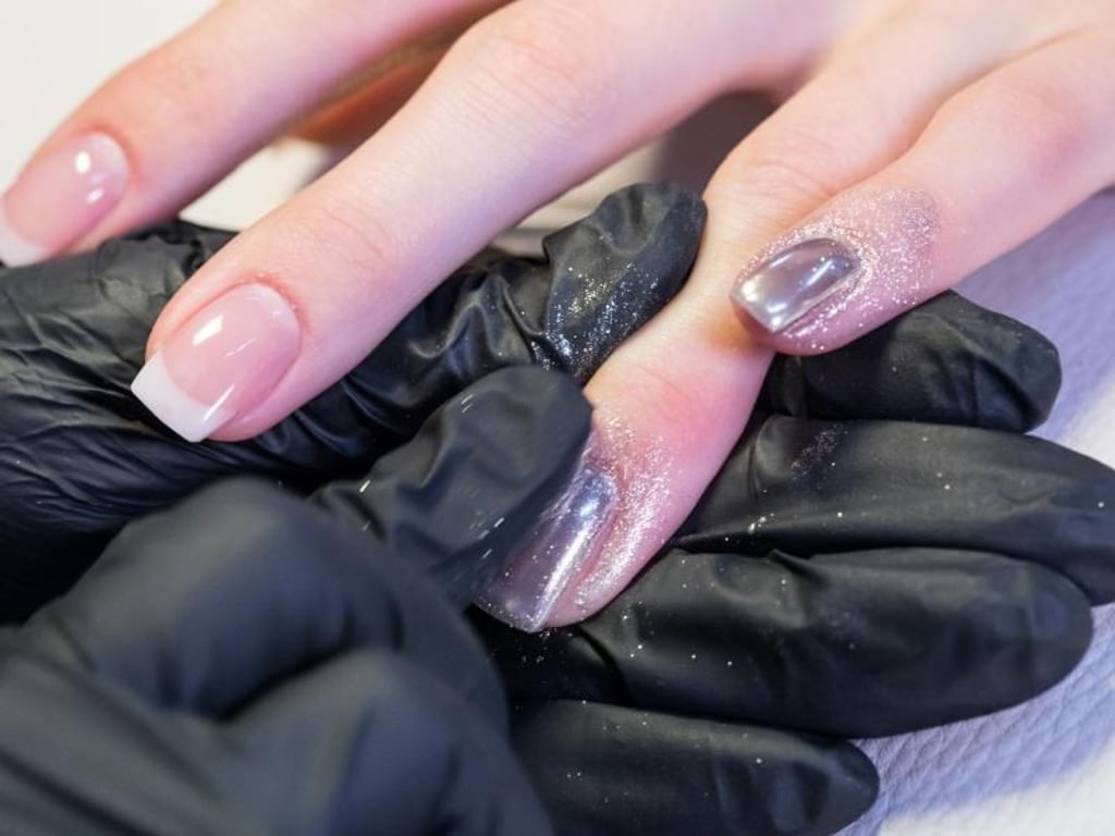 Ein weiterer Trend auf den Fingernägeln: Chrome Nails. Mit Hilfe einer speziellen Technik werden Metallpartikel auf dem Nagel verrieben. Foto: Christin Klose/dpa-tmn