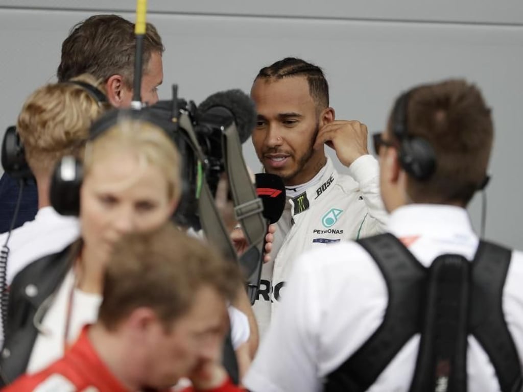Lewis Hamilton beim Sieger-Interview. Foto: Luca Bruno/AP