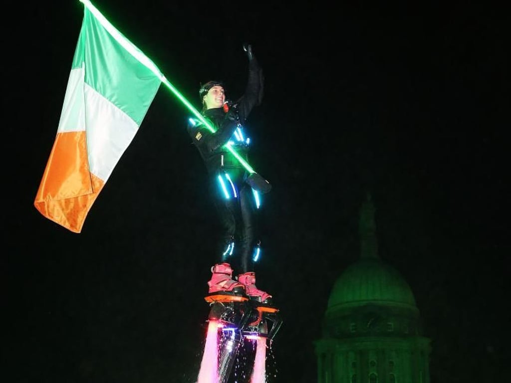 Mit dem Flyboard zu den Sternen - Silvester in Dublin. Foto: Brian Lawless