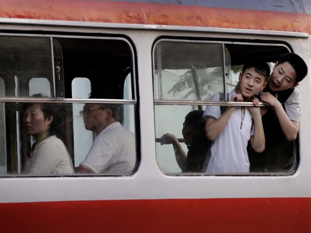 Nordkoreanischer Alltag: Junge Männer in einer Straßenbahn in Pjöngjang. Foto: Wong Maye-E/AP