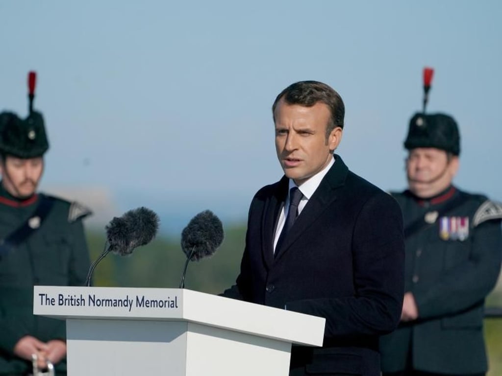 Emmanuel Macron in Ver-Sur-Mer. Foto: Owen Humphreys/PA Wire