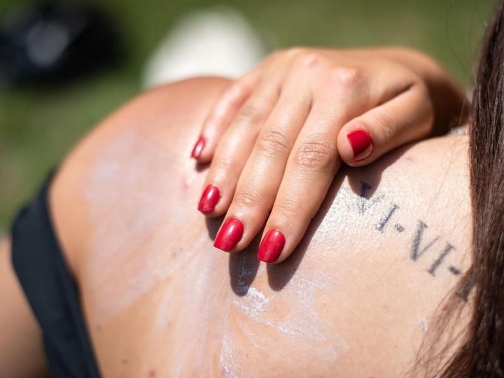 Vorbeugen ist besser als heilen: Bei diesen heißen Temperaturen braucht vor allem die Haut Schutz. Sonnencreme einpacken! Foto: Sina Schuldt