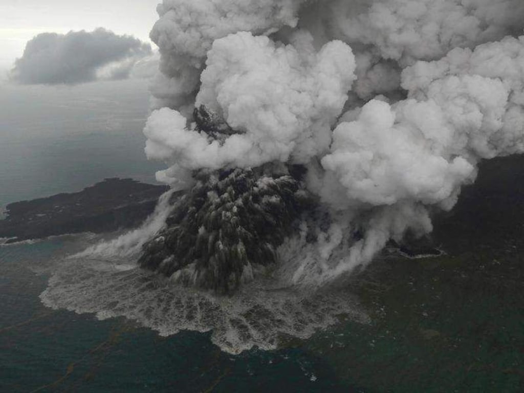 Blick auf den Vulkan Anak Krakatau in der Sunda-Meerenge. Foto: Nurul Hidayat/Bisnis Indonesia/AP