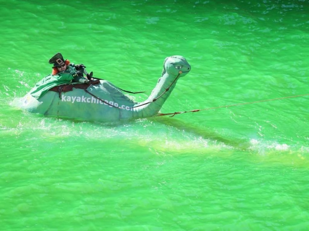 Ein aufblasbares Seeungeheuer auf dem Chicago River der anlässlich des St. Patrick's Day grün eingefärbt ist. Foto: Brian Lawless