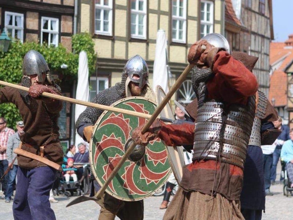 Darsteller in historischen Ritterkostümen zeigen in Quedlinburg auf dem Schlossberg Schaukämpfe. Foto: Matthias Bein