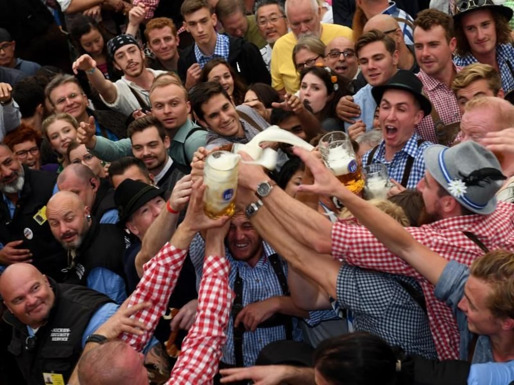 Die ersten Biere sind besonders begehrt. Foto: Felix Hörhager