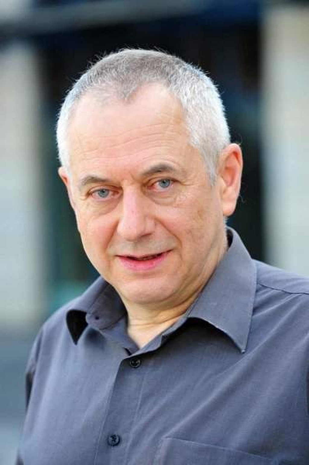 Foto: Uli LŸcke--Josef Fassl kandidiert zur Bundestagswahl fŸr die Tierschutzpartei. Zu seinen LieblingsplŠtzen gehšrt der Ulrichsplatz in Magdeburgs Stadtzentrum mit seinem unverwechselbaren Flair. Mit seiner Mittelschnauzer HŸndin Dajana ist er hier oft anzutreffen.