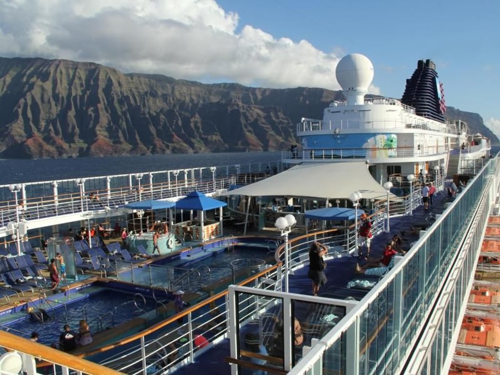 Kreuzfahrt vor imposanter Kulisse: Die «Pride of America» fährt das ganze Jahr über durch die Inseln von Hawaii. Foto: Verena Wolff