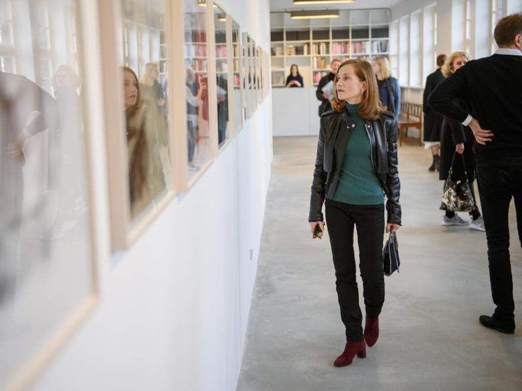 Schauspielerin Isabelle Huppert in der Michael Fuchs Galerie in Berlin. Foto: Gregor Fischer
