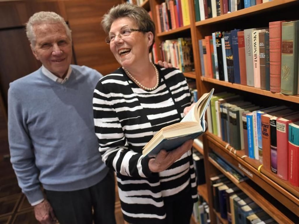 Gerade für Paare, die viele Jahre zusammengelebt haben, ist es unvorstellbar, räumlich getrennt zu leben. Deshalb haben sich Rosemarie und Heinrich nach seinem Sturz für das gemeinsame Leben in der Seniorenresidenz entschieden. Foto: Henning Kaiser