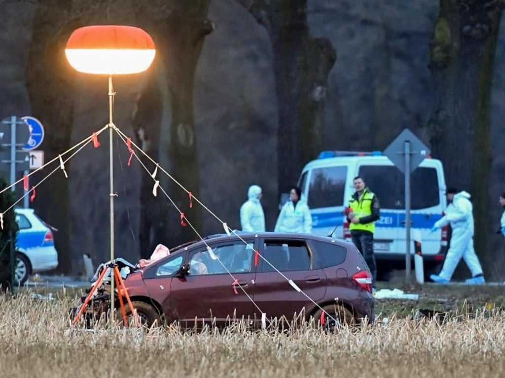 Das Fahrzeug des Täters steht auf einem Feld neben der Bundesstraße 168. Foto: Patrick Pleul