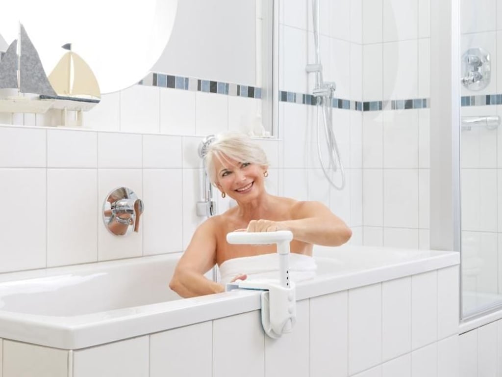 Damit das Baden Erholung bleibt, spielt auch die Sicherheit eine Rolle. Spezielle Badewannengriffe wie dieser von der rehastage GmbH beugen Stürzen vor (ca. 170 Euro). Foto: rehastage GmbH