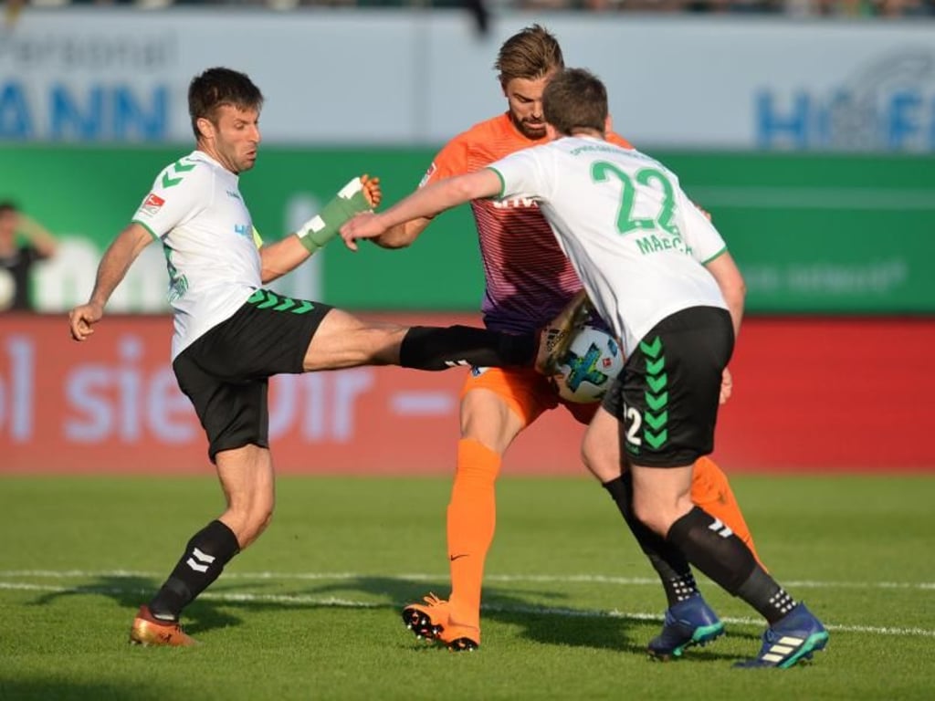 Die Fürther Marco Caligiuri (l) und Marco Maloca (r) nehmen Bochumes Lukas Hinterseer in die Zange. Foto: Timm Schamberger