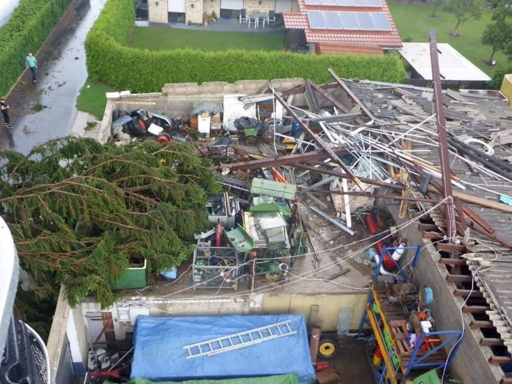 Ein bei den schweren Unwettern zerstörtes Scheunendach im Mainzer Stadtteil Ebersheim. Foto: Feuerwehr Mainz
