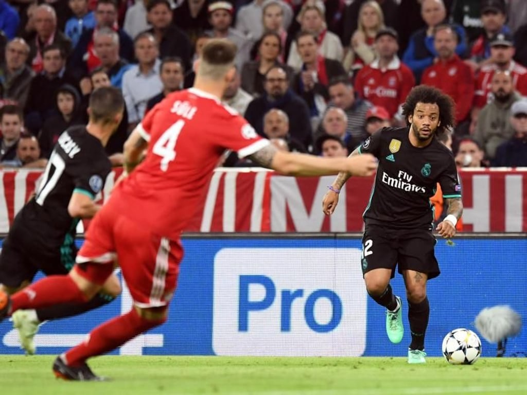 Marcelo (r) geht zum Ball und macht für Real Madrid das 1:1. Foto: Matthias Balk
