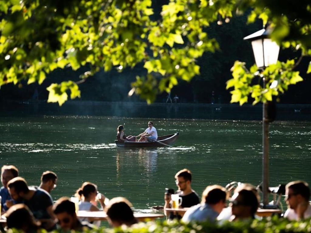 Sommerzeit ist auch Paddelzeit. Momentaufnahme von einem Paar im Englischen Garten in München. Lino Mergeler Foto: Lino Mirgeler