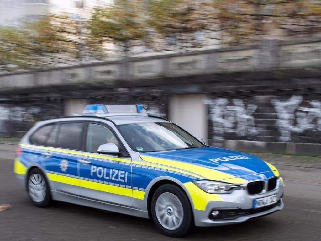 Ein Streifenwagen der Polizei fährt zu seinem Einsatz. Foto: Federico Gambarini/Archiv