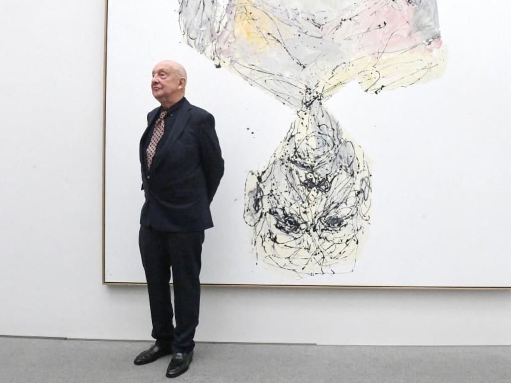 Georg Baselitz vor seinem Gemälde «Bitte kommen sie nach vorn» (2014). Foto: Felix Hörhager