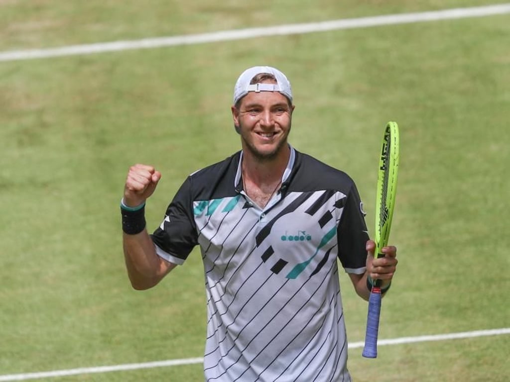 Jan-Lennard Struff feiert seinen Sieg. Foto: Friso Gentsch