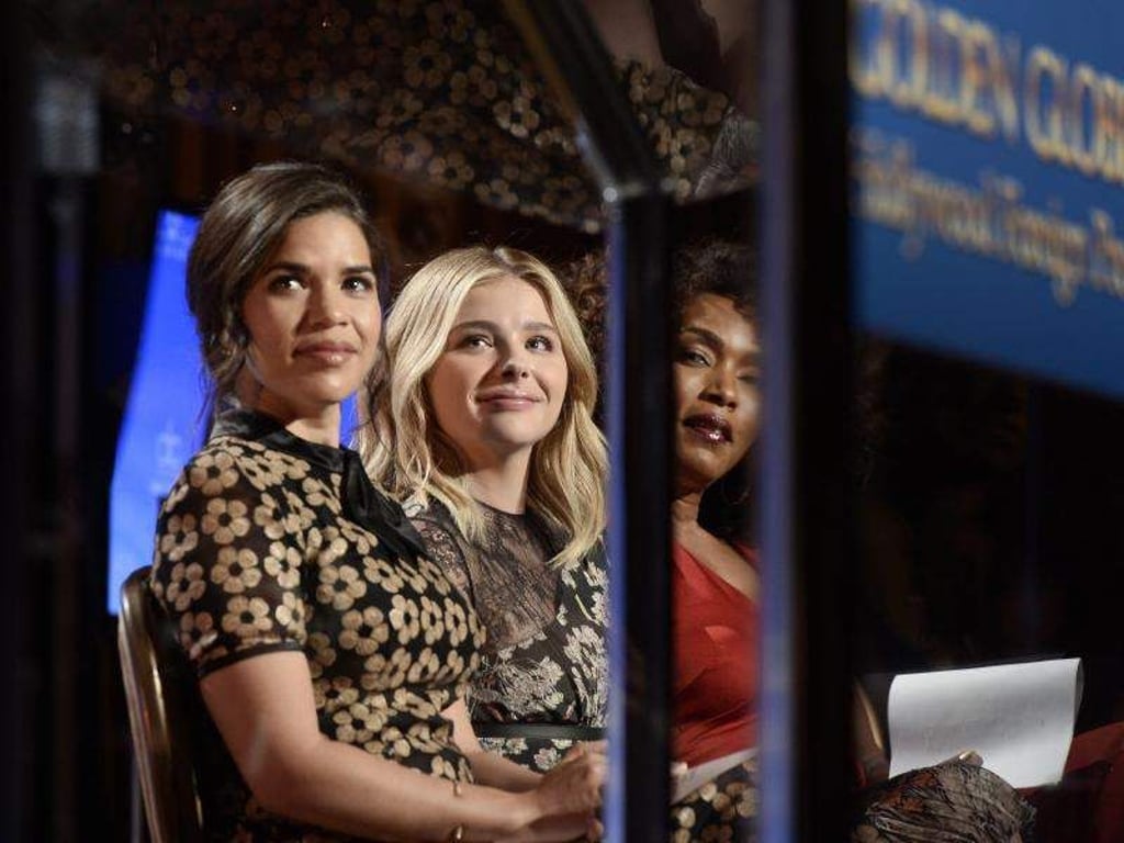America Ferrera (l-r), Chloë Grace Moretz und Angela Bassett hören aufmerksam zu, als Dennis Quaid die Nominierungen bekannt gibt. Foto: Paul Buck