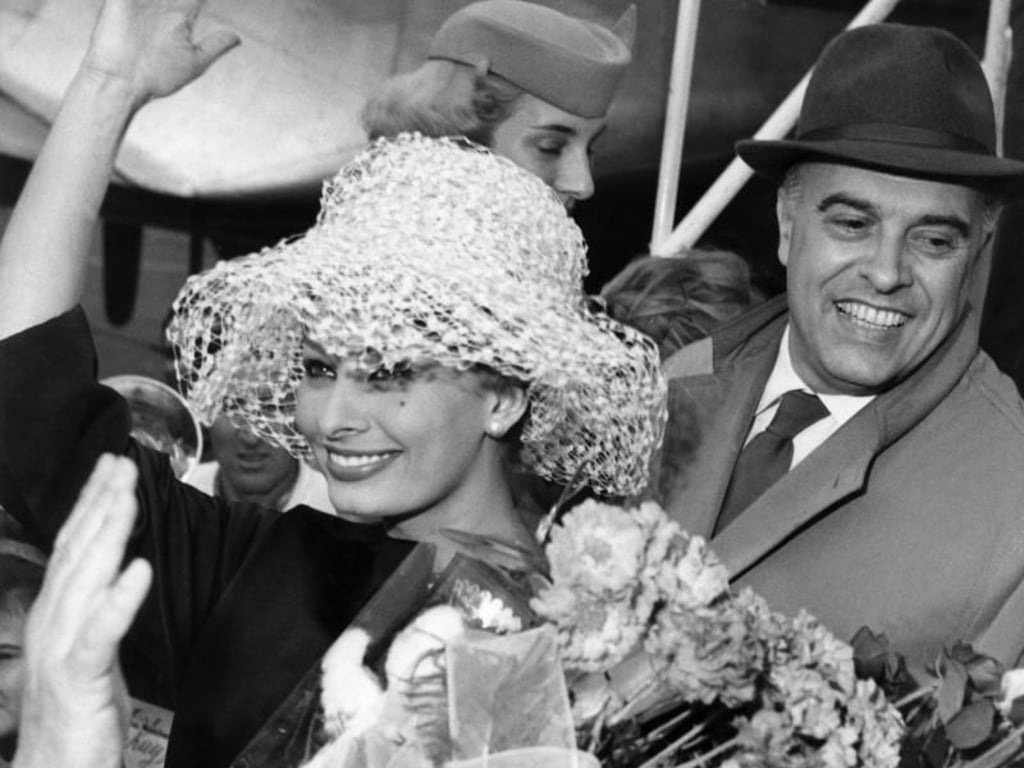 Sophia Loren und Carlo Ponti bei der Ankunft am Flughafen Berlin Tempelhof (1959). Foto: Gerhard Rauchwetter