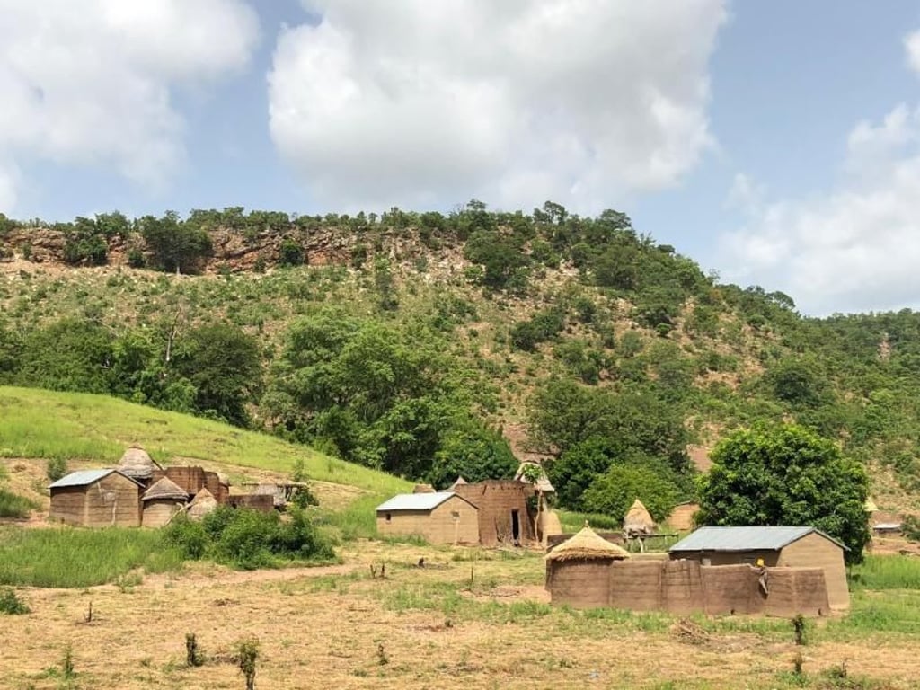 Kultur-Rundreise durch Togo: Lehmhäuser im Stil der traditionellen Takienta im Koutammakou-Gebiet. Foto: Gabriele Derouiche/dpa-tmn