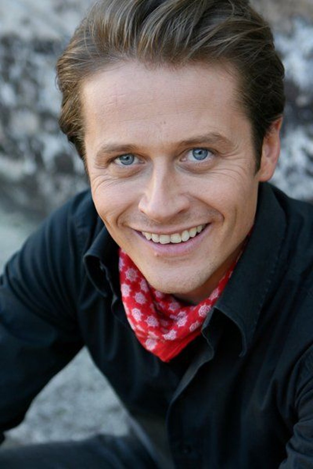 ARCHIV - Der Schauspieler Roman Knizka lächelt in Hamburg (Archivfoto vom 20.10.2009). Knizka spielt im Film «Ein Praktikant fürs Leben», den die ARD an diesem Mittwoch (13.10.2010) um 20.15 Uhr zeigt, den angehenden Banker Ben. Der darf, gegen miese Bezahlung, ein Praktikum nach dem anderen absolvieren, und die Chefs nutzen seine Lage kräftig aus. Der eine vor allem, der sich so väterlich-wohlwollend gibt. Foto: Angelika Warmuth (zu dpa 0202 vom 11.10.2010) +++(c) dpa - Bildfunk+++