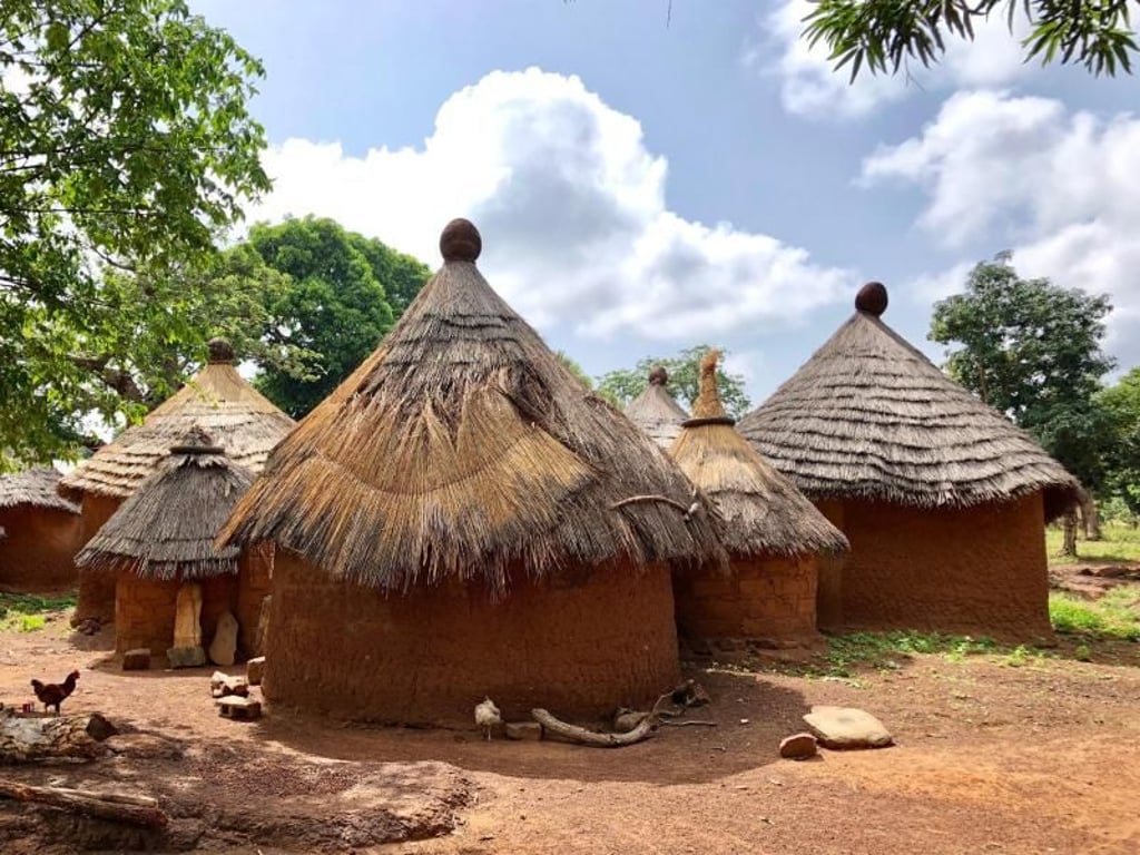 Dorfszene in Kara - Togo ist ein armes Land, viele Menschen leben unter sehr einfachen Bedingungen. Foto: Gabriele Derouiche/dpa-tmn