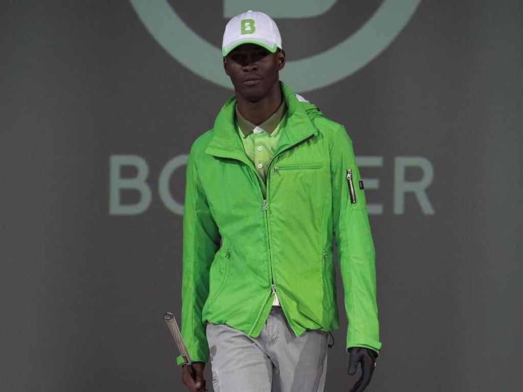 Golfer brauchen Mode, die jede Witterung mitmacht. Daher setzen Ausrüster wie zum Beispiel Bogner auf Allwetter-Jacken, die auch bei Regen geeignet sind. (Poloshirt ca. 180 Euro, Jacke 599 Euro, Hose ca. 170 Euro). Foto: Bogner