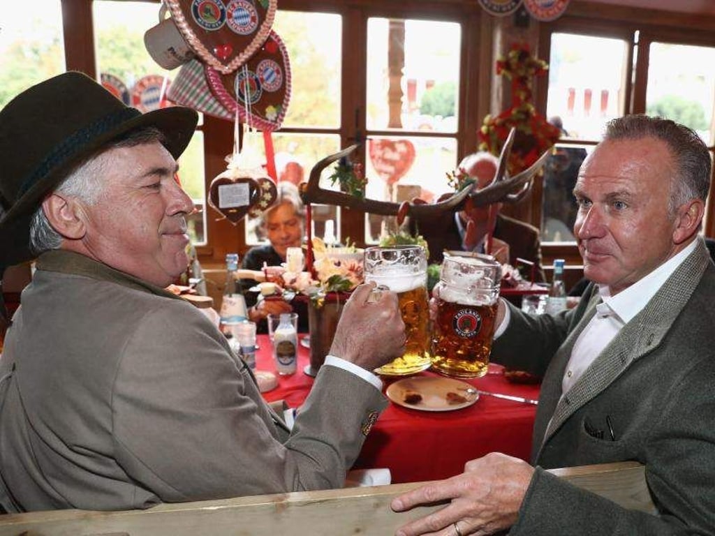 Carlo Ancelotti und Karl-Heinz Rummenigge haben das 1:1 verdaut. Foto: Alexander Hassenstein/Bongarts/Getty Images