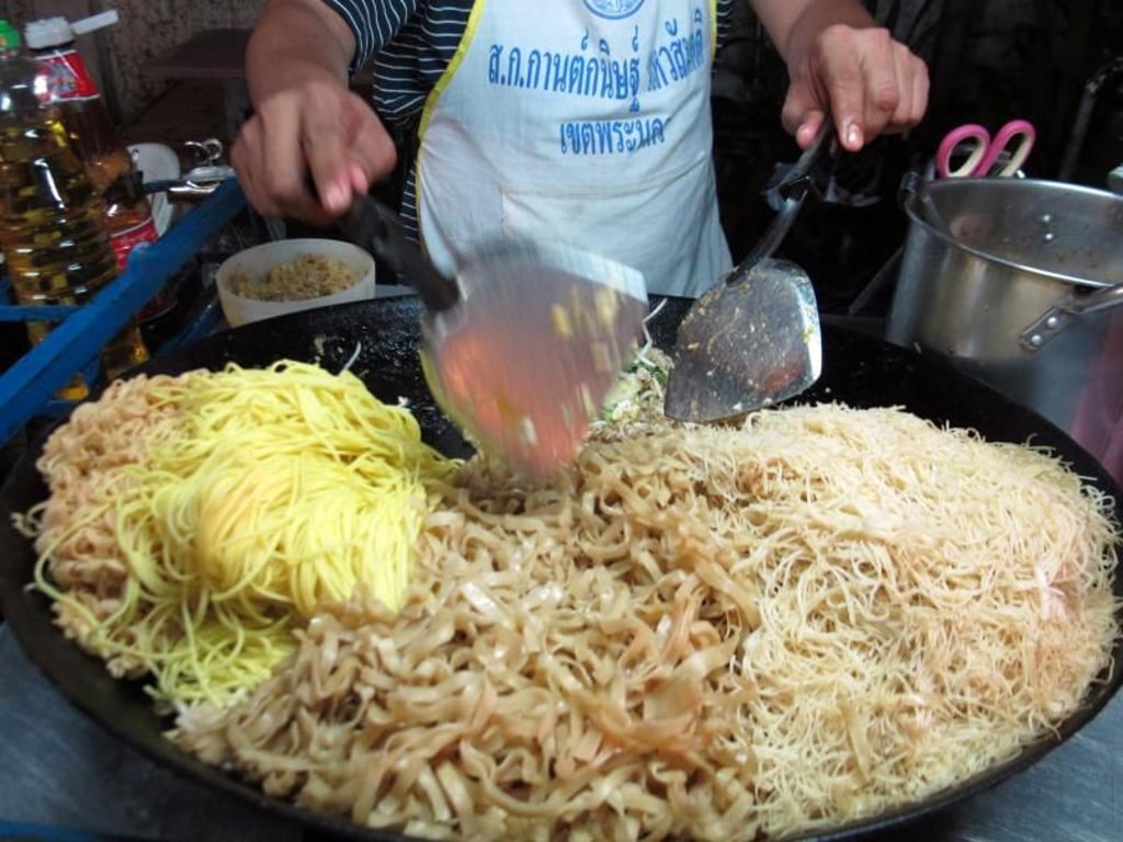 Bei offenen Garküchen sollte das Essen heiß sein: Bei 40 Grad vermehren sich Bakterien umso schneller, da fühlen sie sich besonders wohl. Foto: Andrea Warnecke