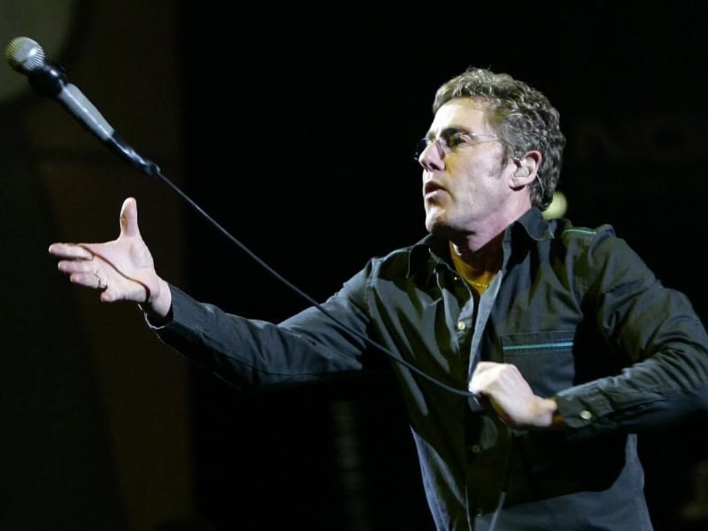 Roger Daltrey lässt das Mikro fliegen. Foto: Jörg Carstensen