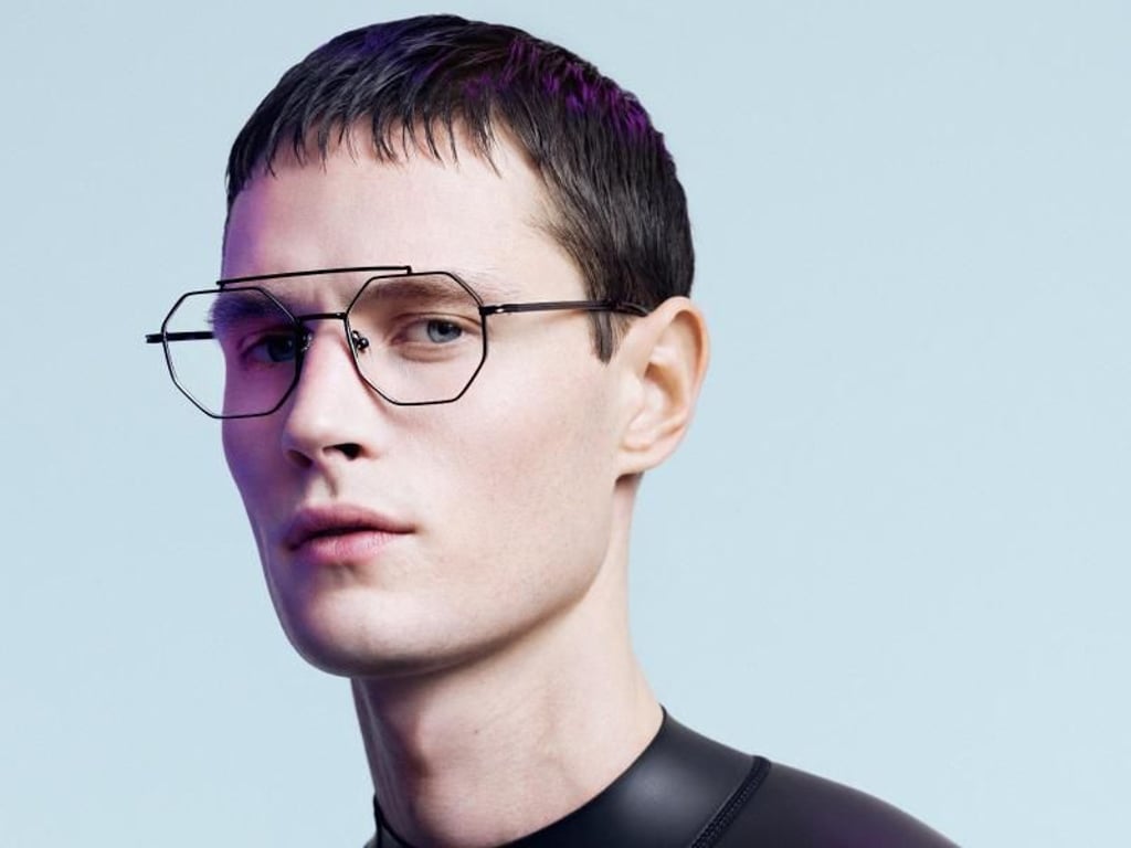 Luftig und zugleich eigenwillig: Diese Brille von Komono setzt Akzente mit einem Doppelsteg und achteckigen Rahmen (ab ca. 99 Euro). Foto: Komono