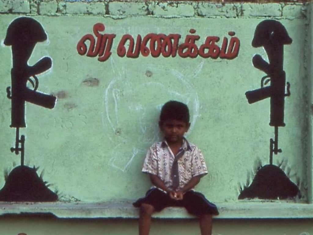 Dieses Kriegsfoto von 2004 zeigt ein Kind vor einem Statement der tamilischen Rebellen. Foto: Dagmar Gehm