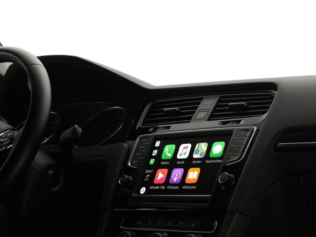 Moderne Zeiten: Das Display im Armaturenbrett stellt Funktionen des Smartphones dar - so etwas lässt sich in manchen älteren Autos auch nachrüsten. Foto: Apple