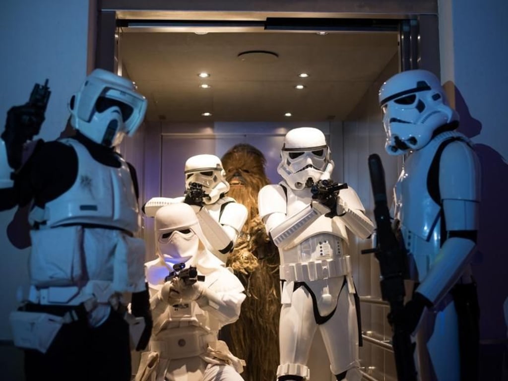 Der Fahrstuhl ist voll: Chewbacca und Sormtrooper in Nürnberg. Foto: Nicolas Armer