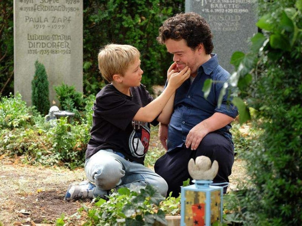 Michi (Luis Vorbach, l) lernt erst als Zehnjähriger seinen Vater Tom (Jordan Prentice) kennen. Foto: Tobis Film