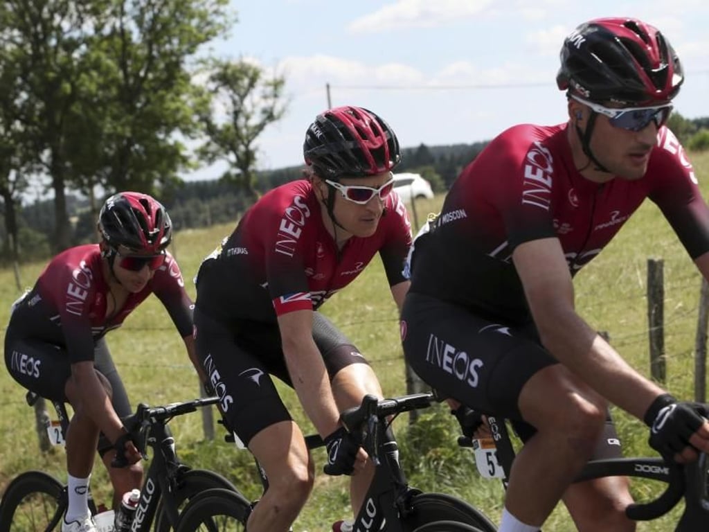 Das Team Ineos um Egan Bernal (l) und Titelverteidiger Geraint Thomas auf der Verfolgung. Foto: Thibault Camus/AP