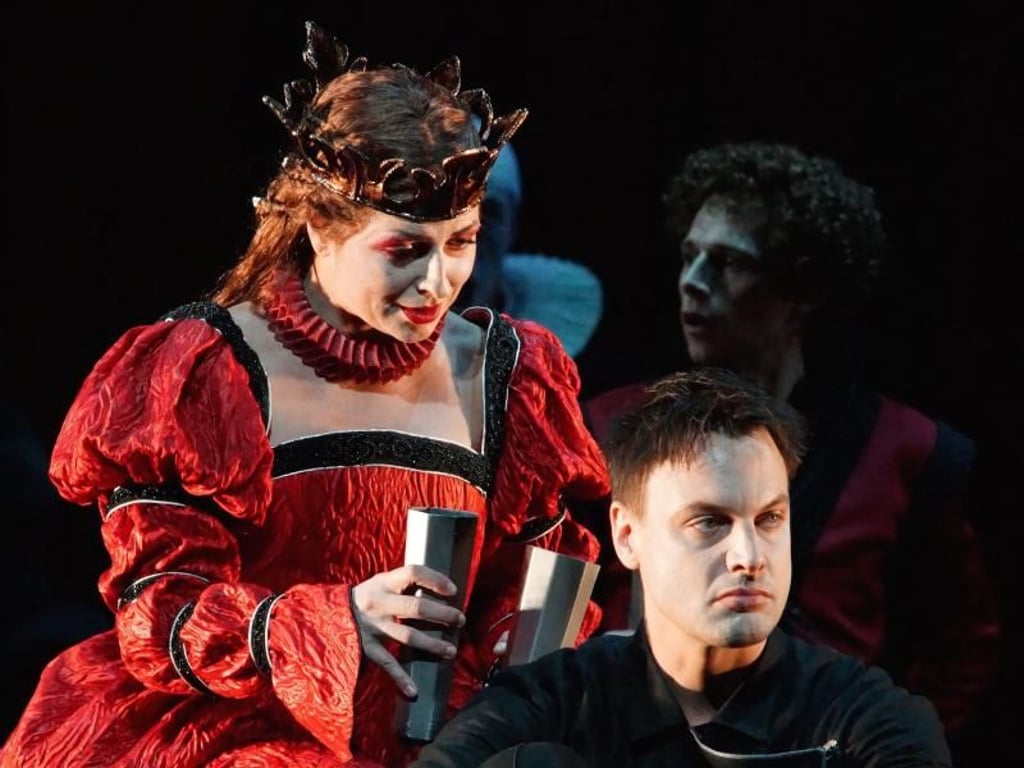 Hamlet (Pavel ?ernoch) mit seiner Mutter Gertrude (Dshamilja Kaiser). Foto: Bregenz Festival/Karl Forster