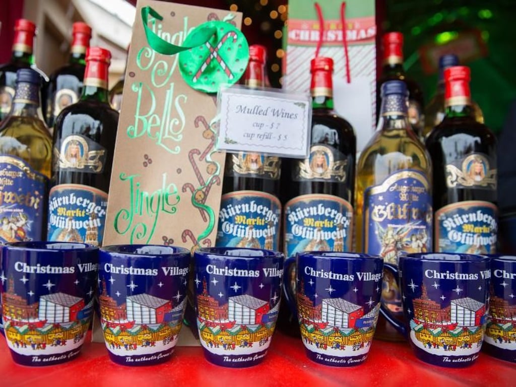 Schöne Tassen für Glühwein - allerdings ohne Schuss. Auf dem Christmas Market sind die Regeln doch etwas anders als in Deutschland. Foto: Christmas Village Baltimore