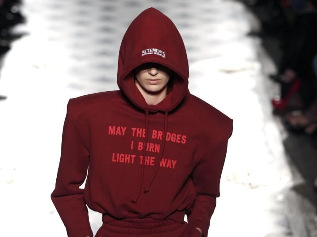 Mit Kaputzenpulli von Vetements bei der Pariser Modewoche. Foto: Ian Langsdon