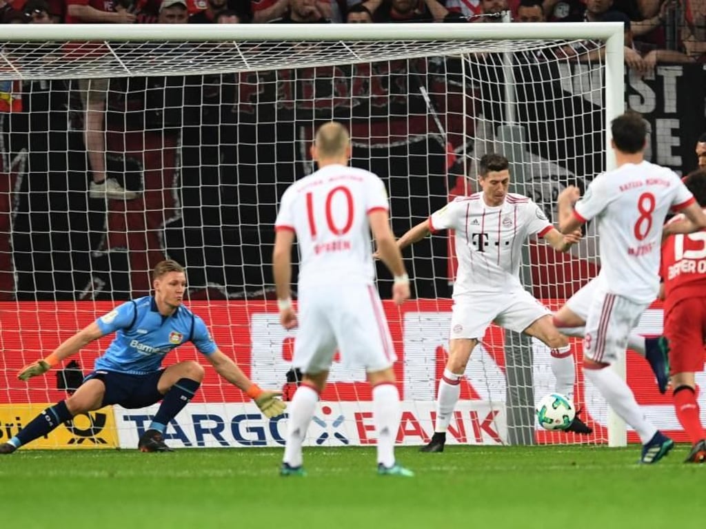 Bayer-Keeper Leno (l) hat beim abgefälschten Schuss von Bayerns Martinez (r) durch Lewandowski keine Chance. Foto: Marius Becker